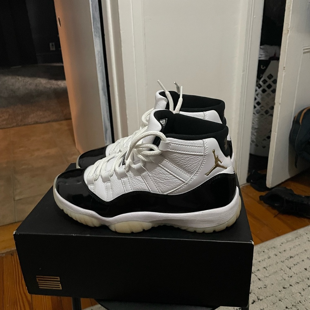 Jordan Sneakers Black White Gold